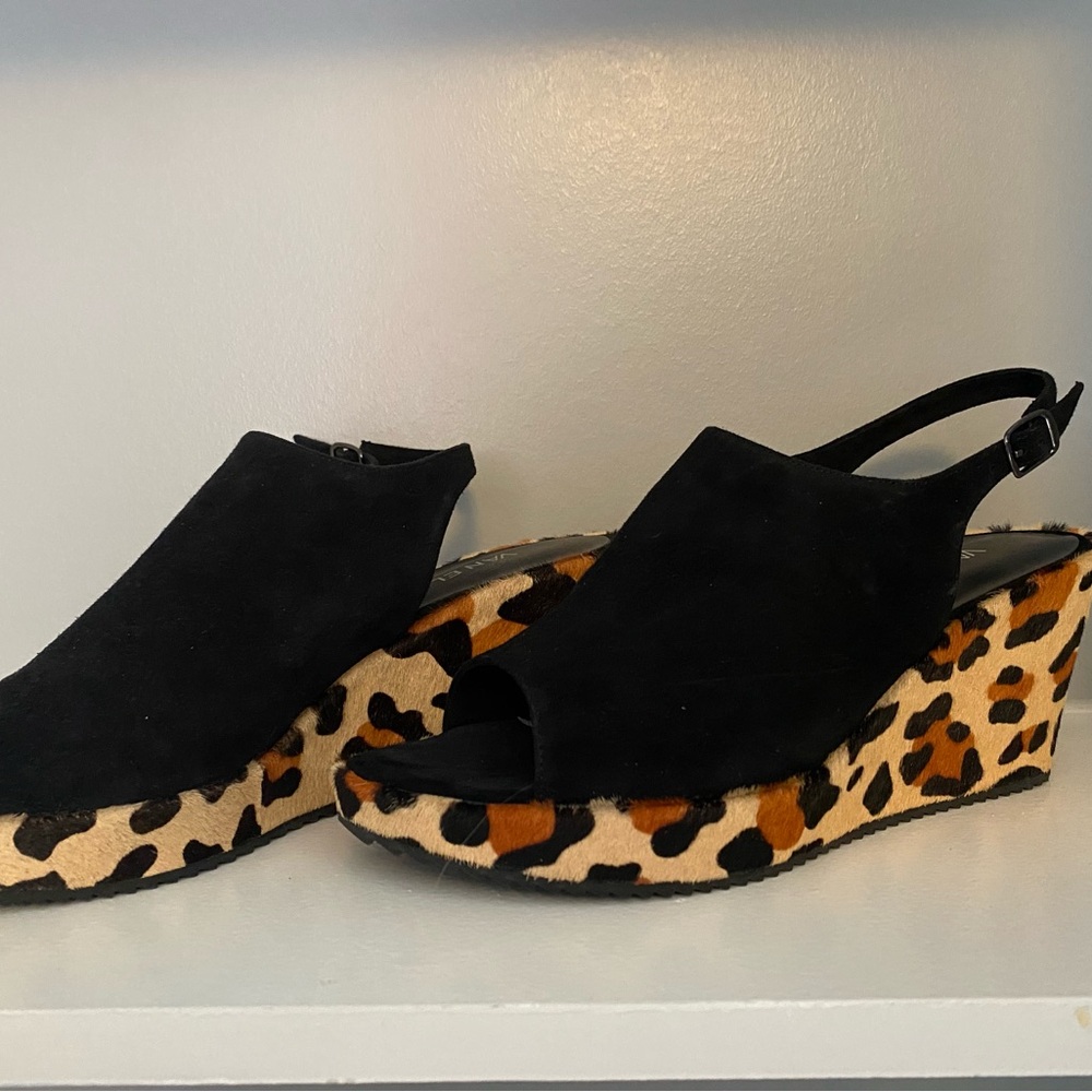 NEW Vaneli Liza Black Wedges with Leopard Print